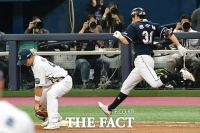 [TF포토] 두산 정수빈, '9회초 두번째 아웃!'