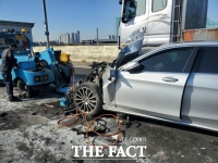  1억 7천여만원 벤츠, 공사차량 들이받아 폐차...인명피해는 없어(1보)