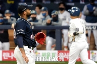 [TF포토] 알칸타라-박석민, '몸 맞는 볼에 희비교차'