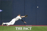 [TF포토] 알테어, '내가 늦었네!'