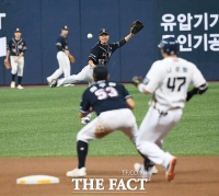 [TF포토] 김재호, '3루타는 안되요!'