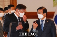 [TF포토] 대화하는 박병석-김태년