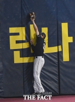 [TF포토] 두산 김재환, '느낌으로 잡아요!'