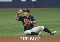 [TF포토] 실책하고 아쉬워하는 최주환