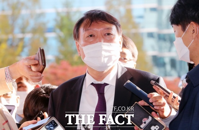 윤석열 검찰총장이 대전지역 검사들과의 간담회를 위해 지난달 29일 오후 대전광역시 서구 대전지방검찰청을 방문하고 있다./이선화 기자