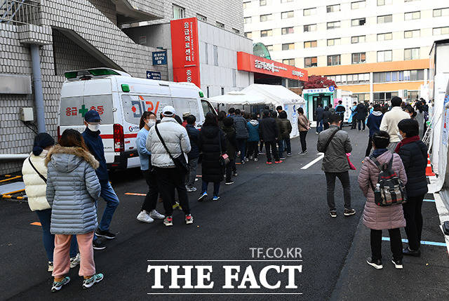 코로나 확진자가 200명이 넘은 15일 오후 서울 중구 국립중앙의료원 선별진료소에서 많은 시민들이 검사를 받기 위헤 대기하고 있다. /이동률 기자