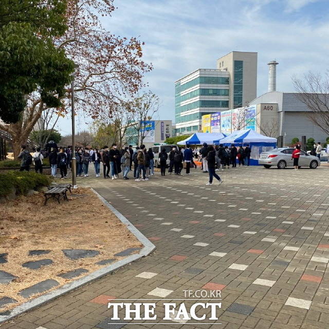 23번,24번째 코로나 양성판정을 받은 대학생들이 다니던 목포국립대학에 선별 진료소가 설치돼 학교 종사자들과 학생들이 검사를 받기 위해 줄 서있다./독자 제.