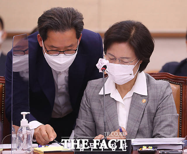 추미애 법무부장관이 18일 오전 서울 여의도 국회 법사위 회의실에서 열린 법제사법위원회 전체회의에 출석해 관계자로부터 답변자료에 대해 듣고 있다. /국회=이새롬 기자