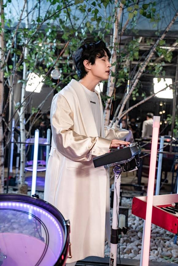 헨리가 18일 오후 2시 3번째 미니 앨범 JOURNEY 발표 온라인 미디어 쇼케이스를 개최하고 진짜 많은 고민들을 했고 앨범 안에 나의 정신, 생각, 땀까지 다 있다고 소개했다. /몬스터엔터 제공