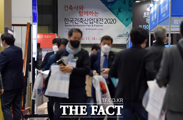 제15회 한국건축산업대전이 18일 오전 서울 강남구 영동대로 코엑스에서 개막한 가운데 관람객들이 전시장을 살펴보고 있다. /이덕인 기자