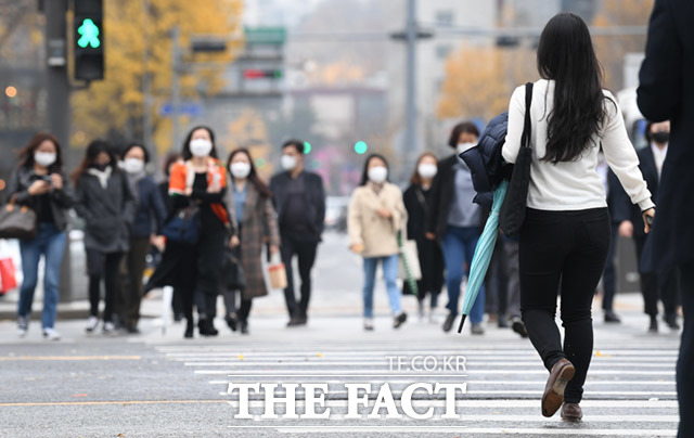 전국적으로 가을비가 예고된 18일 오전 서울 종로구 광화문사거리에서 시민들이 우산을 들고 출근길 걸음을 재촉하고 있다. /임세준 기자