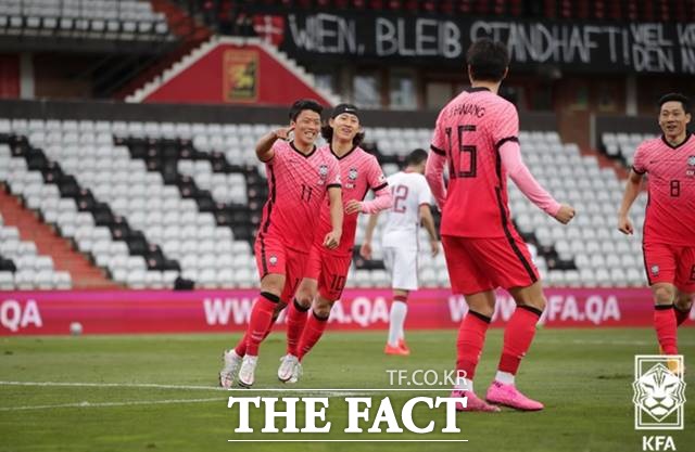 선제골을 터뜨린 뒤 선수들과 함께 기뻐하는 황희찬(맨왼쪽)./KFA제공
