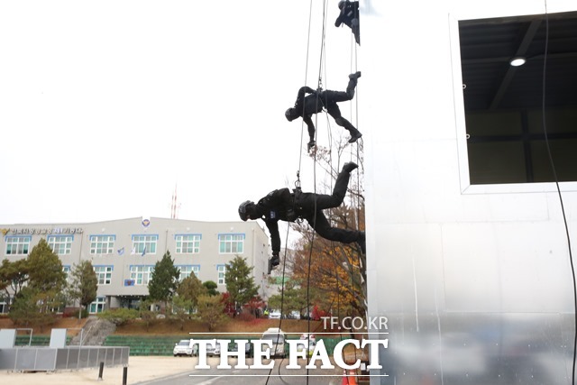 18일 오전 전북 완주군 전북경찰특공대에서 열린 창설식에서 특공대원들이 레펠 시범을 하고 있다. /전북지방경찰청 제공