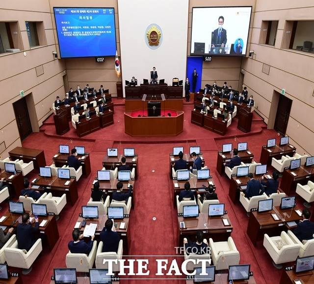 김하용 경남도의회 의장이 18일 열린 제281회 경남도의회 정례회 제2차 본회의에서 자신과 장규석 제1부의장에 대한 의원 징계 요구의 건을 윤리특별위원회에 회부했다. /경남도의회 제공