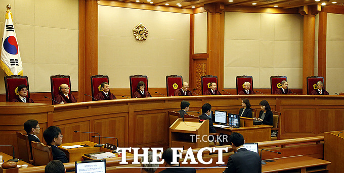 2014년 12월 박한철(왼쪽에서 다섯번째) 당시 헌법재판소장이 통합진보당 정당 해산 결정을 내리고 있다. /더팩트DB
