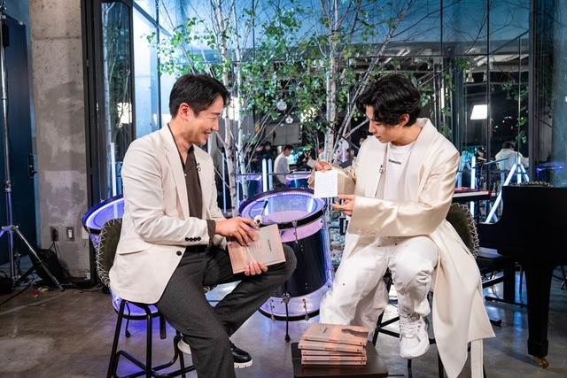 헨리(오른쪽)는 음악과 경험에서 온 영감들을 풀어냄으로써 자신의 세계관을 오롯이 담은 앨범을 완성했다. 또 다양한 악기와 사운드, 각종 요소들로 다양한 실험을 하며 자신만의 색깔을 냈다. MC 준과 대화를 나누는 헨리의 모습. /몬스터엔터 제공