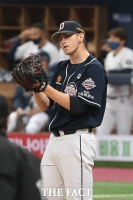 [TF포토] 플렉센, 김재호의 호수비에 '박수'