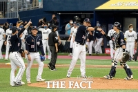 [TF포토] 한국시리즈 2차전, 승리 챙긴 두산