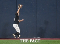 [TF포토] 정수빈, '번개처럼 빠르게!'