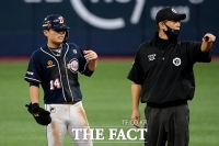 [TF포토] 고통 호소하는 두산 이유찬