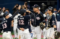 [TF포토] 승리의 기쁨 나누는 두산 선수들