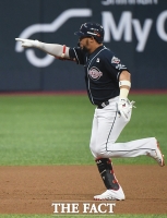 [TF포토] 페르난데스, '홈런 봤지?'