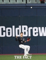 [TF포토] 조수행, '공이 이상한데?'