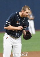 [TF포토] 사구 사과하는 플렉센