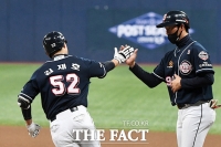 [TF포토] 김재호, '솔로 홈런!'