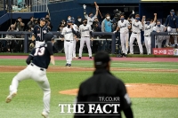 [TF포토] 9회말 추가 득점에 'NC는 축제분위기!'