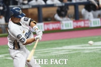 [TF포토] 9회말 점수 따라잡는 강진성의 안타