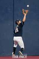 [TF포토] 멋진 호수비 선보이는 두산 정수빈