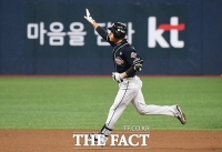 [TF포토] '솔로 홈런' 김재호, '가벼운 발걸음'