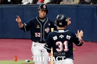 [TF포토] 두산 김재호, '득점 알리는 기쁨의 포즈'