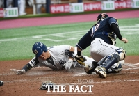 [TF포토] 홈에서 아웃되는 양의지