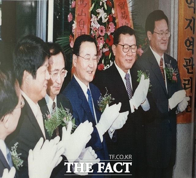 2000년 9월 18일 마산자유무역지역관리원 현판식 모습. /마산자유무역지역관리원 제공