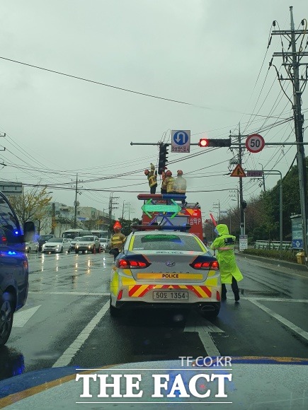19일 오전 7시10분쯤 부산 사상구 르네시떼 앞 삼거리에서 경찰이 교통을 통제한 채 강풍으로 파손된 신호기를 복구하고 있다. /부산경찰청 제공
