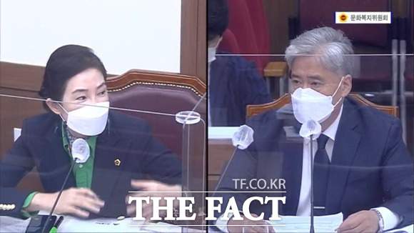 대구시의회 배지숙 의원이 대구오페라하우스, 공공문화시설로서 소신이나 철학 없다며 강하게 질타했다. 사진은 배지숙의원(좌측)이 (재)대구오페라하우스 박인건 대표(우측)에게 질의하고 있다. / 대구시의회 인터넷 방송 갈무리