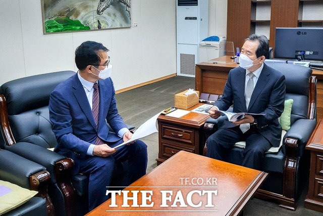 장충남(왼쪽) 남해군수가 정세균 국무총리와 면담을 하고 있다. /남해군 제공