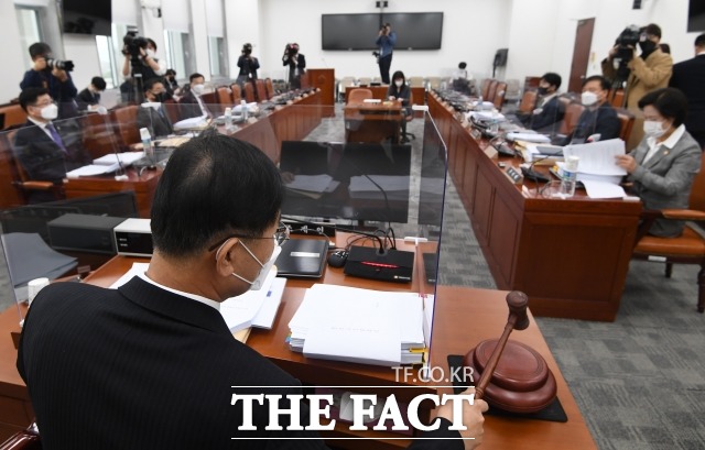 공수처장후보추천위원회가 최종 후보 2인을 선정하지 못하고 활동을 종료했다. 18일 오후 서울 여의도 국회에서 열린 추천위 3차 회의에서 의사봉 두드리는 조재연 공수처장후보추천위원장(맨 앞줄). /이새롬 기자