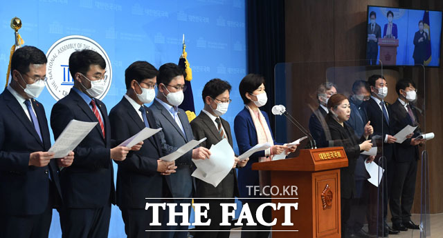 더불어민주당 백혜련 법제사법위원회 간사(왼쪽에서 여섯 번째)를 비롯한 소속 의원들이 19일 오전 서울 여의도 국회 소통관에서 공수처장 후보 추천 무산과 관련한 기자회견을 하고 있다. /국회=남윤호 기자