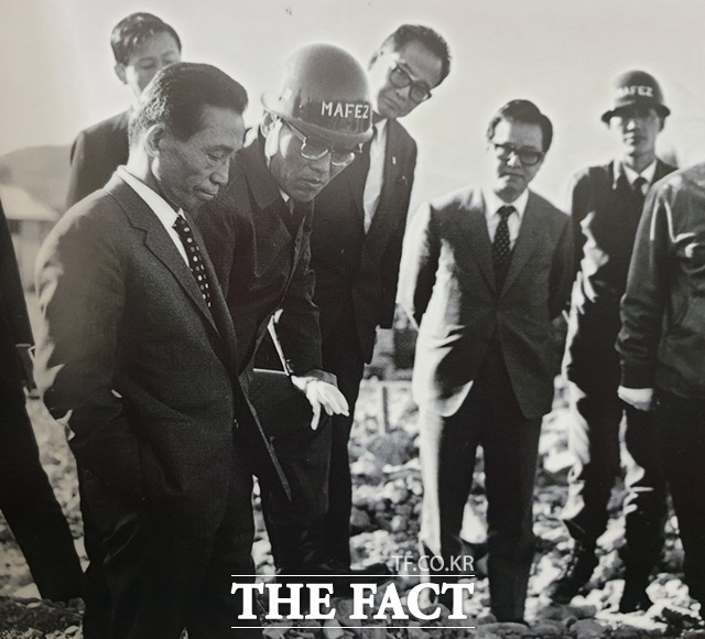 1971년 4월 7일 박정희 전 대통령이 마산수출자유지역 건설현장을 시찰하고 있다. /마산자유무역지역관리원 제공
