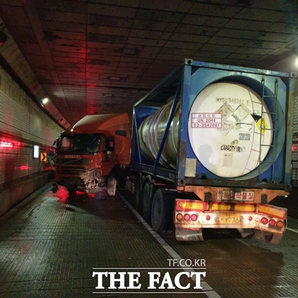 19일 부산 신선대지하차도(영도 방향)에서 과산화수소(20톤)가 담긴 탱크를 실은 트레일러 차량이 충돌해 차로를 막고 있다. /부산경찰청 제공