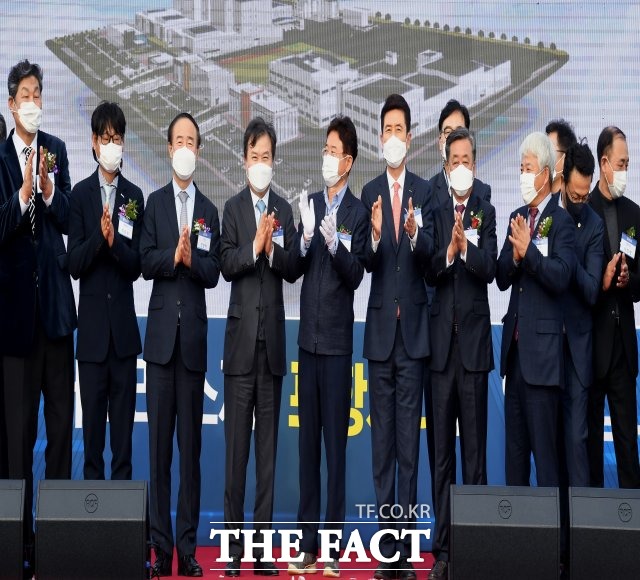 경북도는 18일 포항 영일만4산업단지에서 에코프로비엠과 삼성SDI의 합작법인인 ㈜에코프로이엠 신설공장 착공식을 가졌다.이철우 경북지사(왼쪽 다섯번째)를 비롯한 행사 참석자들이 박수를 치고 있다/경북도 제공