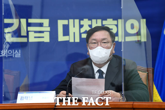 김태년 더불어민주당 원내대표는 18일 민주당은 공수처법 개정 작업에 착수하겠다고 밝혔다. 지난 17일 열린 동남권 관문공항 추진을 위한 긴급 대책회의에 참석한 김 원내대표. /남윤호 기자