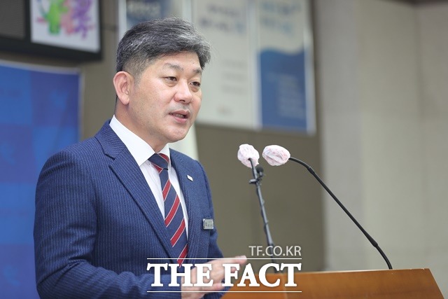 백두현 고성군수가 ‘정책 콘테스트’를 통한 인사혁신 방안을 발표하고 있다. /고성군 제공