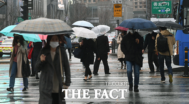 전국적으로 많은 비가 내린 19일 오전 서울 종로구 광화문역 일대의 시민들이 우산을 쓰고 발걸음을 재촉하고 있다. /이동률 기자