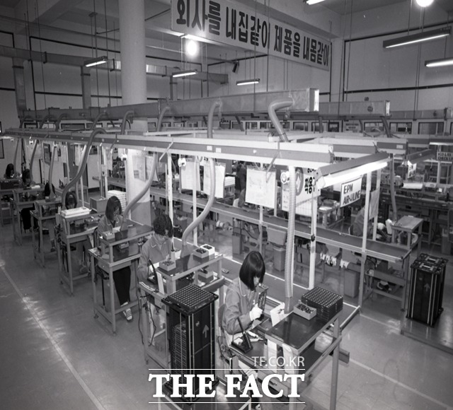 1992년 마산수출자유지역 내 입주기업 공장 내부. /마산자유무역지역관리원 제공