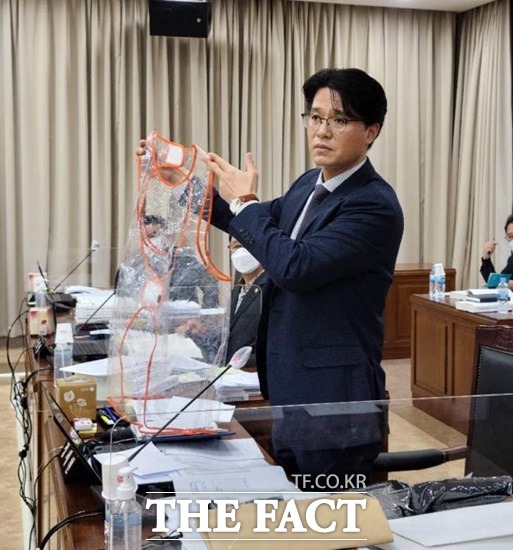 19일 경북도의회 교육위원회 경북도교육청 행정 사무 감사에서 정 세현(구미)위원은 발열체크 앞치마에 대한 특별한 기능이 있는지, 발열체크와는 무슨 관계가 있냐고 묻고 있다./안동=오주섭기자이