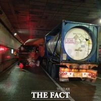  부산신항 적재 컨테이너 30여개 '와르르'…강풍 피해 속출(종합)